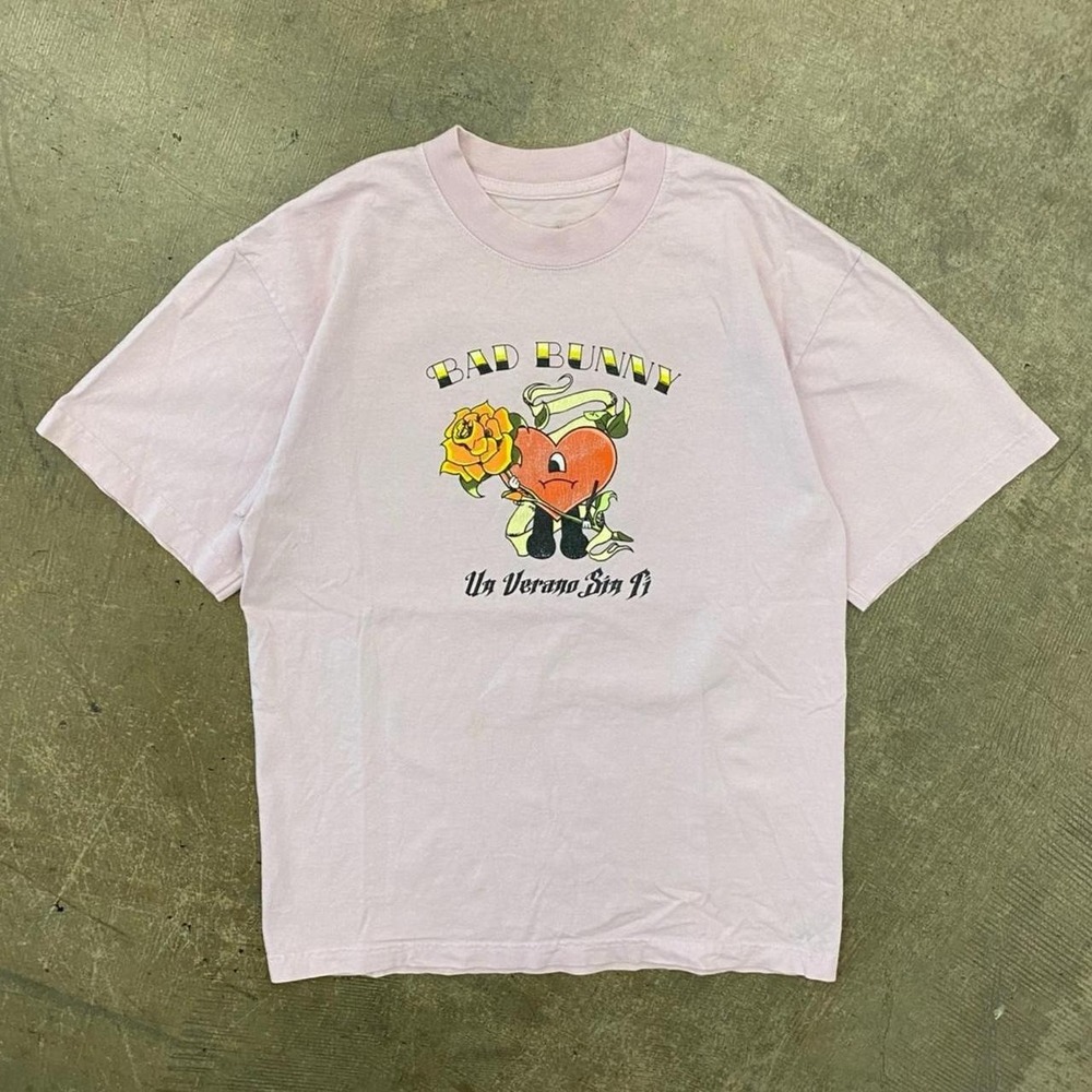 Bad Bunny Un Verano Sin Ti 2002 World's Hottest Tour Music T-Shirt Pink S